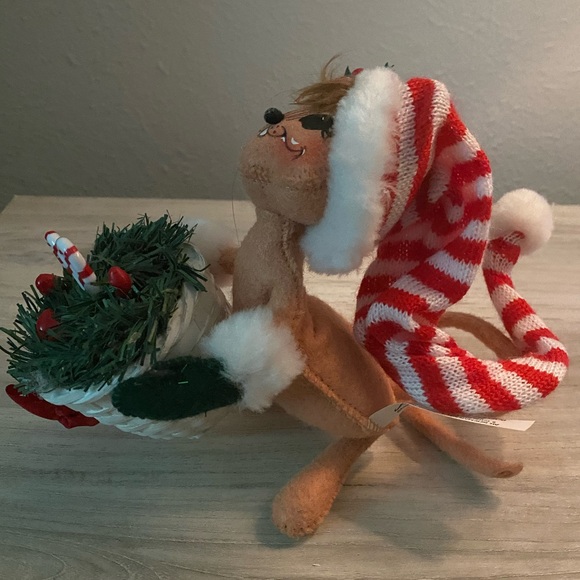 Annalee Christmas Mouse with Basket of Greenery - Picture 3 of 5